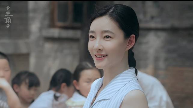 王丽坤小白鞋造型引回忆,网友称其如童年糖果般甜