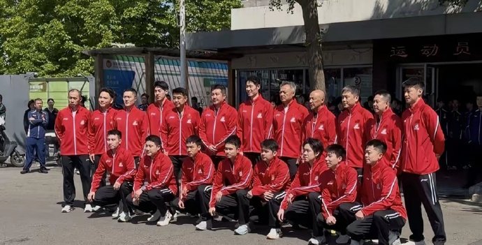 国乒男队成员世乒赛夺冠后的合影站位有什么趣事？