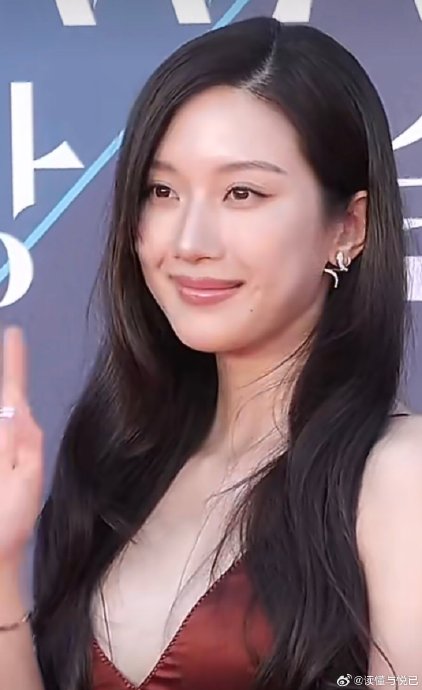 文佳煐凭《后来的我们》获得影后，影片中的色彩与红毯美学有何关联？