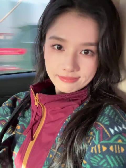 这个张婧仪就是这样萌萌的，完全是我理想中的女鹅，真的太可爱了