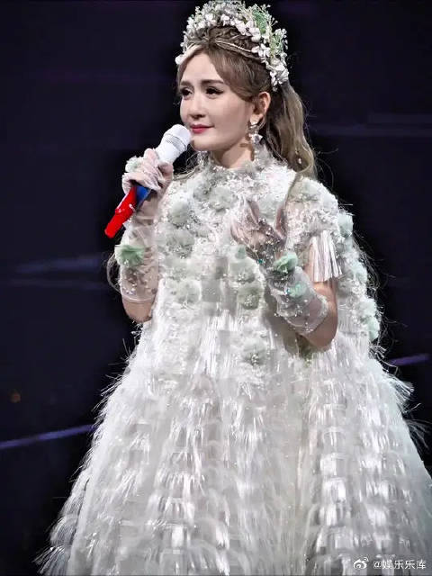 “你们咋知道我来参加张杰和谢娜的婚礼了？ ”