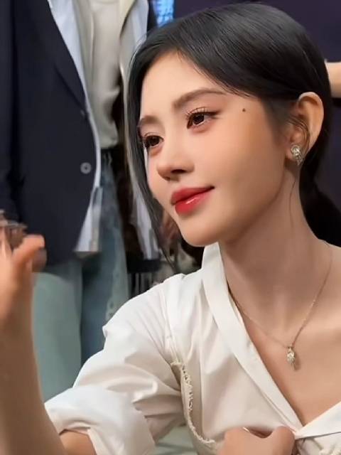 鞠婧祎白衫衬眉眼温柔，抬手瞬间定格心动