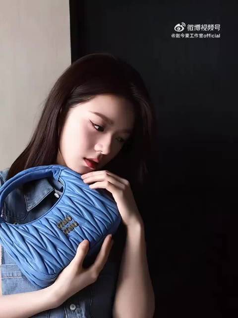 赵今麦牛仔马甲随拍上线，清爽穿搭尽显随性酷感