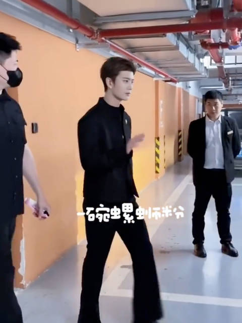 任嘉伦周大生线下活动上班，大背头all black造型的熟男老祖太好吃（好看）了
