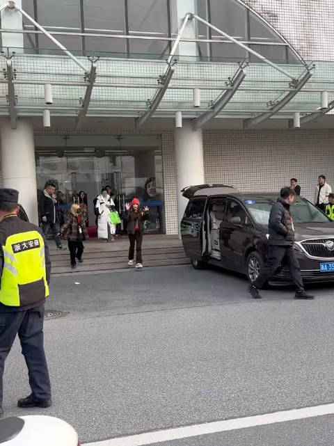 张婧仪回应上错车,粉丝笑称其反应可爱