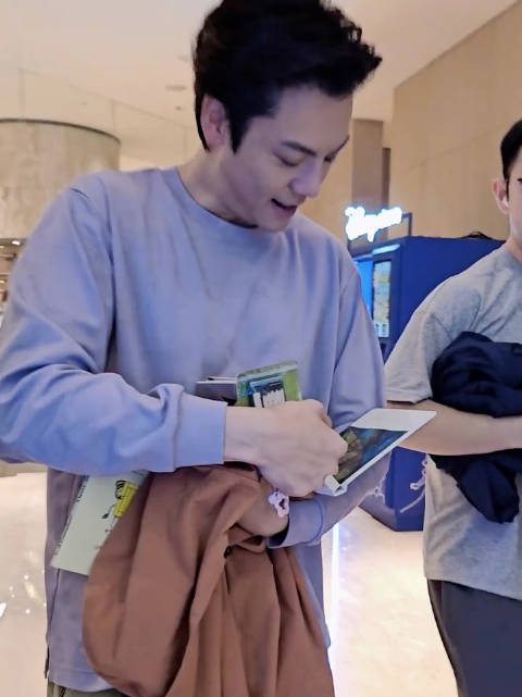 收到礼物还读起来，真的好苏又好困，太可爱啦 @William威廉陈伟霆