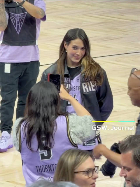 谷爱凌携母观战WNBA，担任女武神队击鼓嘉宾