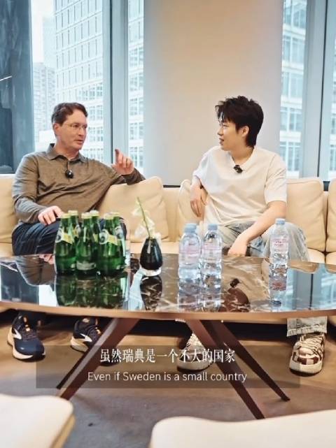 王楚钦做客奔驰播客，与全球CEO畅谈成长与初心