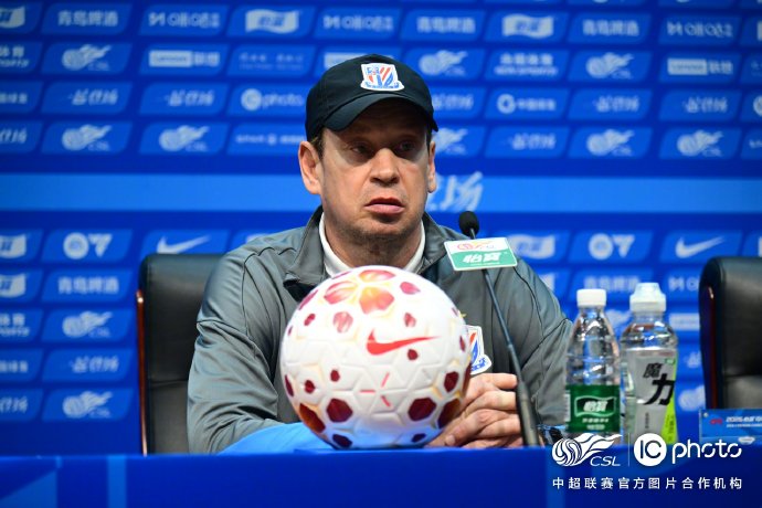 上海申花主教练斯卢茨基目前面临的主要战术困难和球员伤病问题有哪些？
