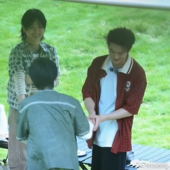 张真源为什么会在节目中做出‘赔笑’表情？