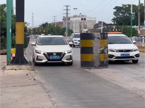 一个2.1米限宽墩，轩逸和卡罗拉同时来挑战， .