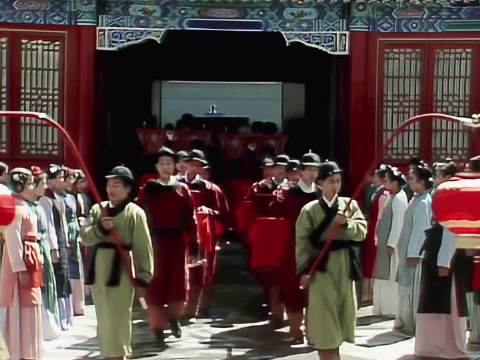 老版红楼梦太会拍了，南安太妃一句台词都没有但是很有压迫感
