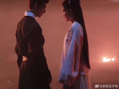 “你怎么拉手都不会啊”