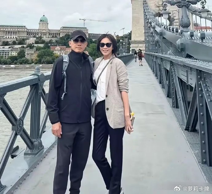 刘嘉玲南法度假状态超好，与梁朝伟挽手同行尽显甜蜜