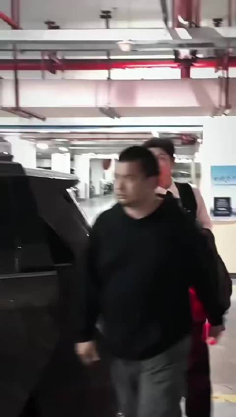 黄景瑜西装造型诠释精英气场，撑伞下车尽显霸总风范