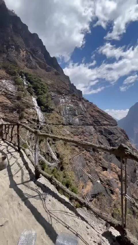 “李现同款”虎跳峡网红徒步路线装护栏，今年春节曾有孩童在此坠亡，镇政府工作人员：只在部分危险路段安装