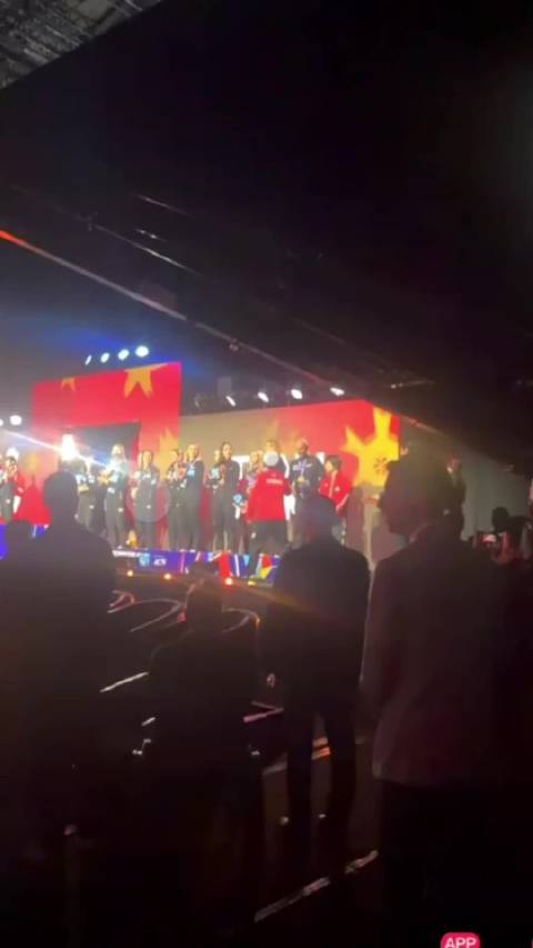 邱贻可发现场视频庆祝国乒双冠