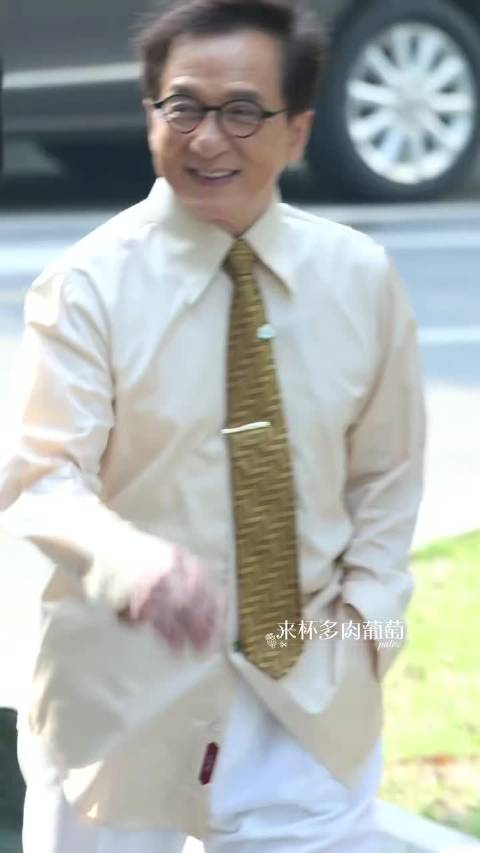 成龙大哥路透秒变劝学现场，对着粉丝喊“不上课？不上班？”，反差感直接拉满