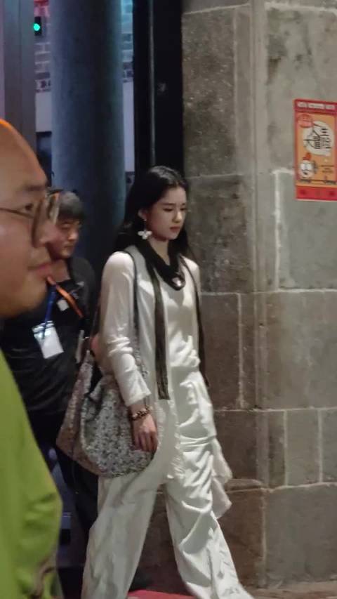 张婧仪回应上错车事件，陈清雾妆造获赞