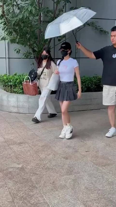 网友在何炅“没事不要去否定别人”的评论区下面讨论白鹿是不是反驳性人格？