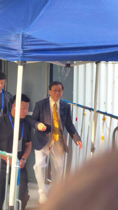 成龙依旧关心！“你们不吃饭吗？不饿吗”