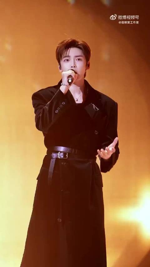 侯明昊友情提示单曲循环停不下来