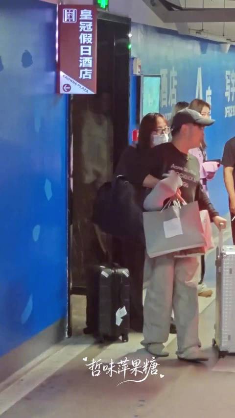 陈哲远密室大逃脱上班路透，休闲look好帅气，期待陈大胆精彩表现