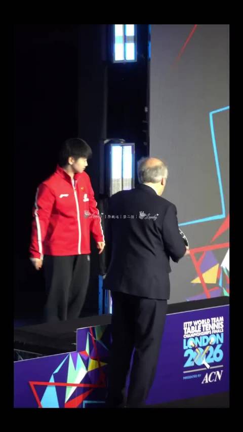 孙颖莎获最佳女运动员奖杯，暖心指导王曼昱
