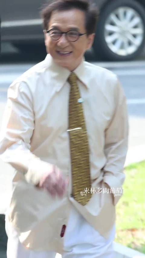 成龙清唱粤语经典展现时代情怀