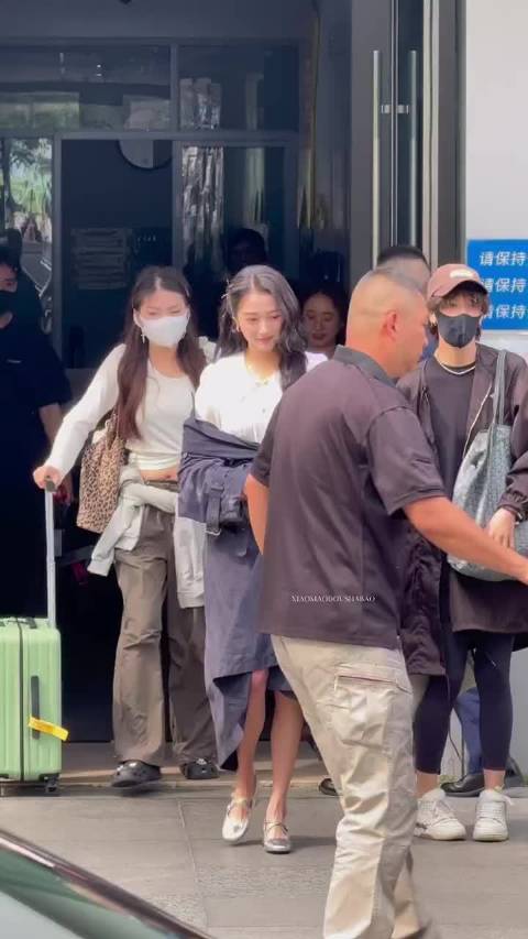 关晓彤hi6录制路透曝光，千金造型发卡吸睛