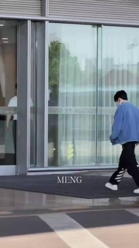 王俊凯重返中餐厅展现暖心形象