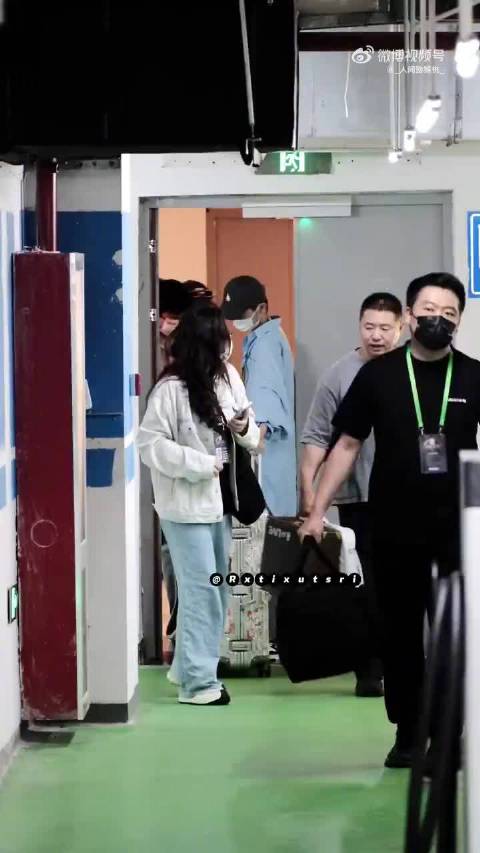 张杰现身国乐无双录制现场，蓝色衬衫造型活力十足