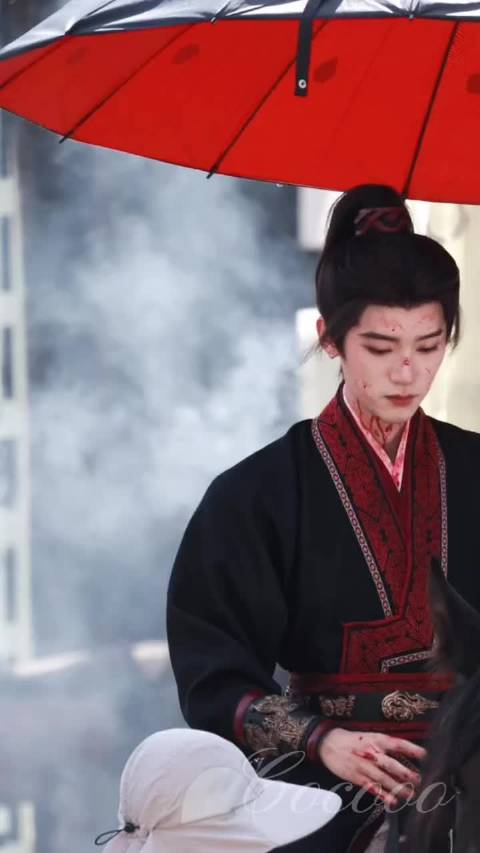 周翊然饰演少年将军谢燕来，下跪戏份诠释隐忍倔强
