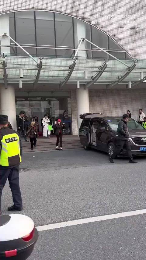 张婧仪随性又可爱，迷糊认错车上错车，氛围感拉满，可爱模样太戳人心