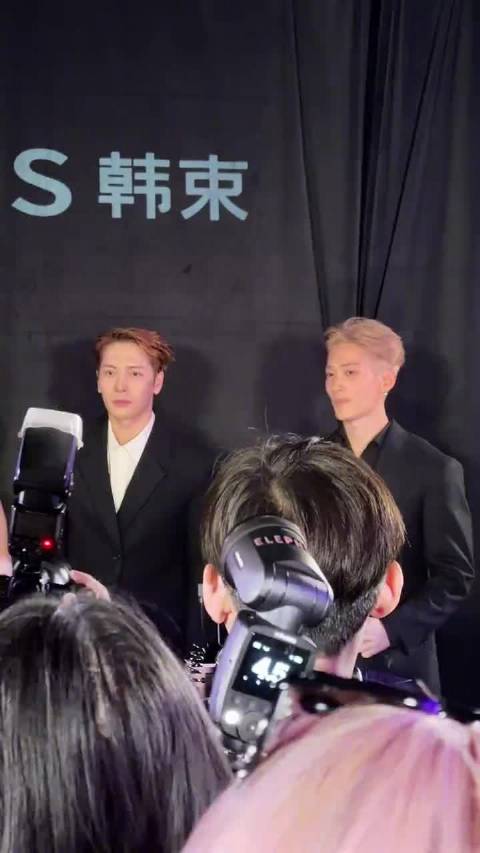王嘉尔与果子哥同框亮相，风格碰撞引期待
