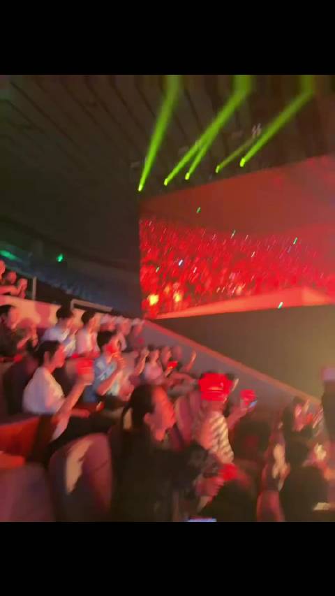 胡歌黄磊杨烁现身崔健演唱会，老胡表情好陶醉啊哈哈哈
