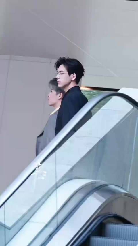 李现担任现偶评委展现初恋滤镜与成熟魅力