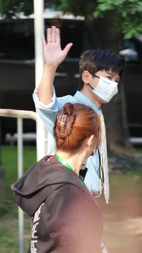 蓝衬衫是检验帅哥的唯一标准，张杰用路透证明了这条真理