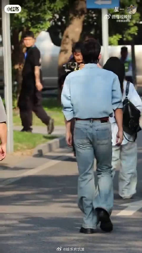 张杰国乐无双上班路透曝光，校园男神形象引关注