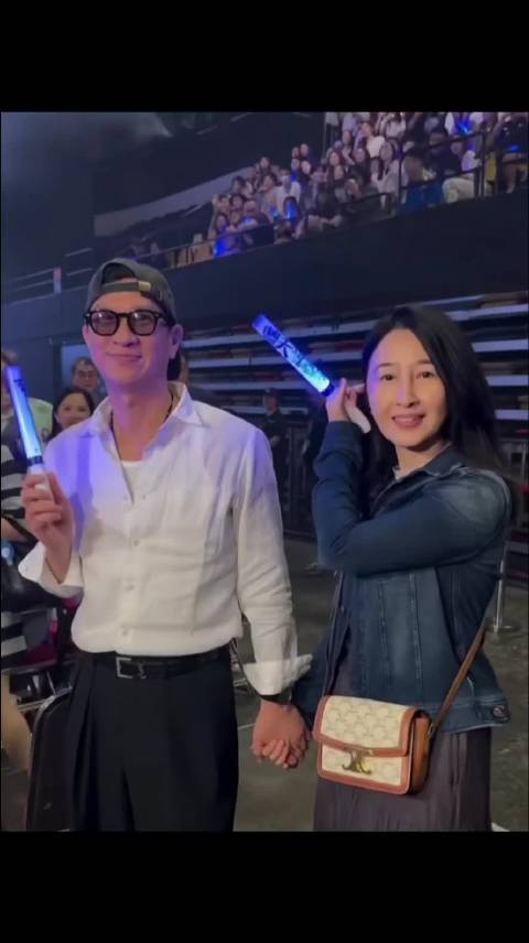 张家辉关咏荷牵手亮相农夫演唱会，相守23年恩爱如初