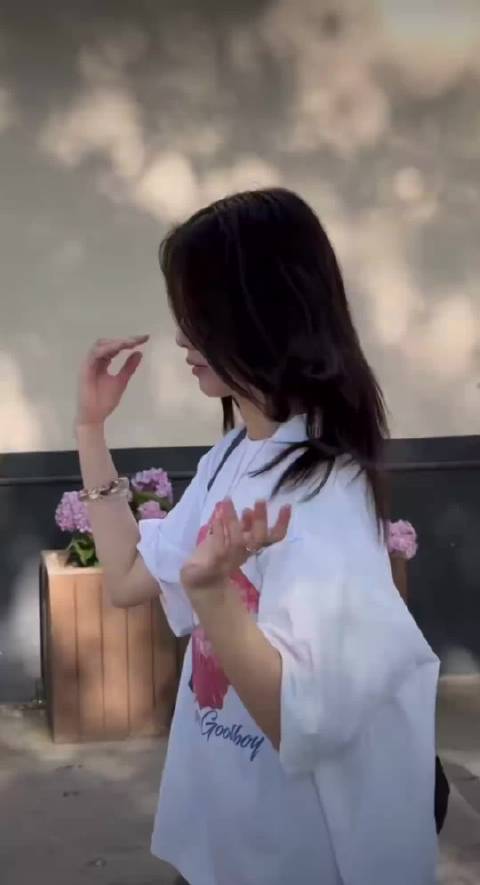 白鹿晒手搓眼线照引关注