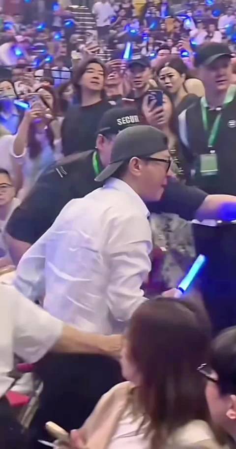 张家辉关咏荷牵手亮相农夫演唱会，看得出关咏荷已经61岁了吗？