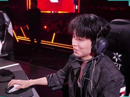 王俊凯激情登场，携手蛋神燃爆无畏契约表演赛！