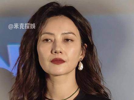 高圆圆素颜现身东北早市，皮肤透亮眉眼舒展