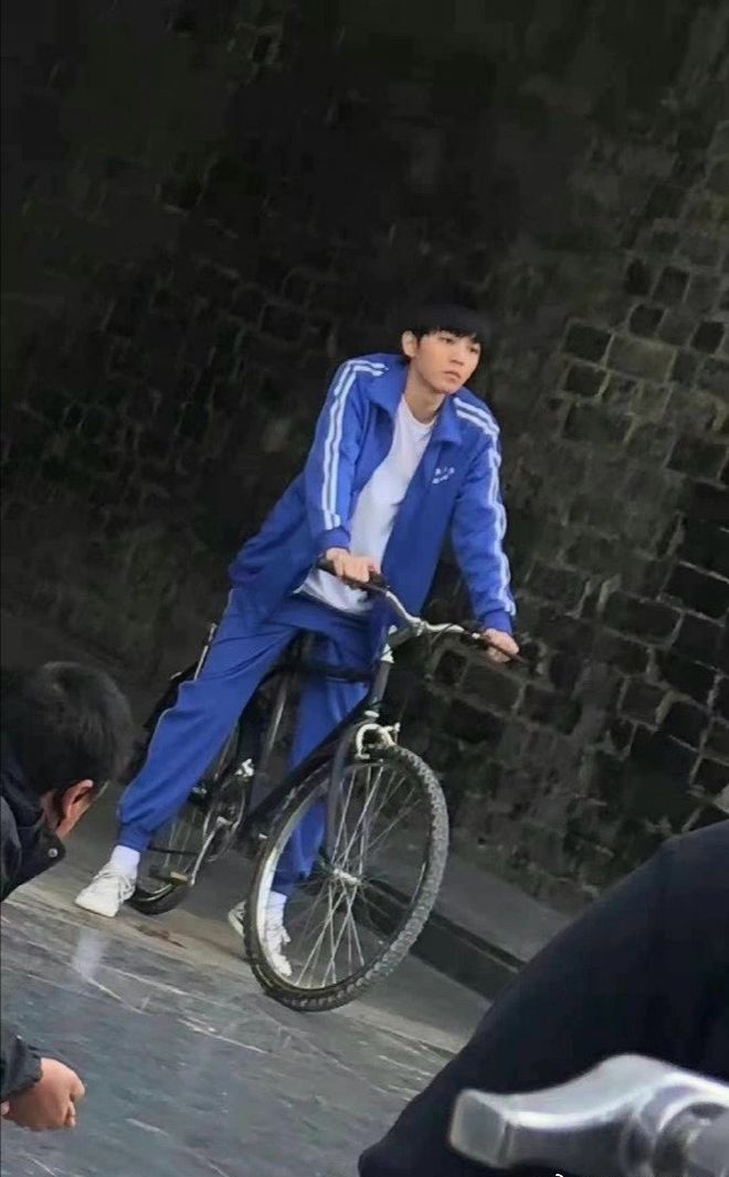 王俊凯校服剧照流出，好有少年气一小伙