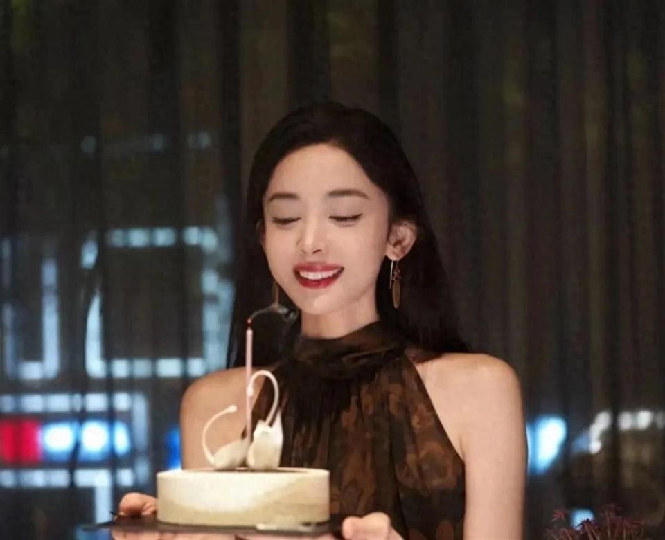 古力娜扎晒34岁庆生照!和妈妈同框像姐妹,母女俩五官一模一样