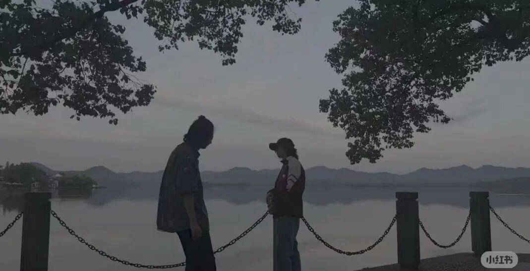 华晨宇西湖晨练追日出，石柱架手机取景，路人抓拍画面美到出圈