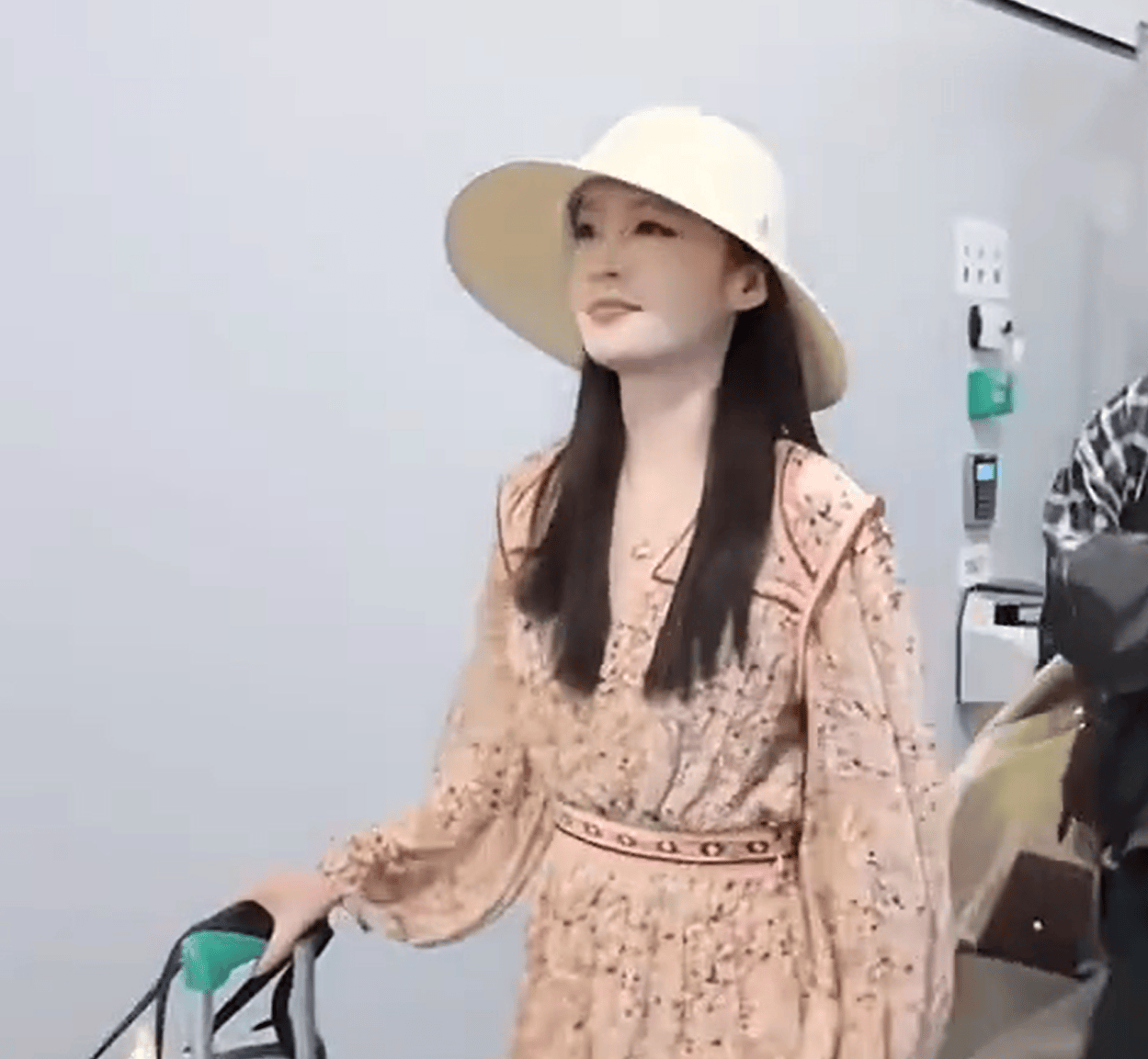 “P人导游”李沁上热搜:不催不吼,还把团宠成娃,我反手就想跟团!