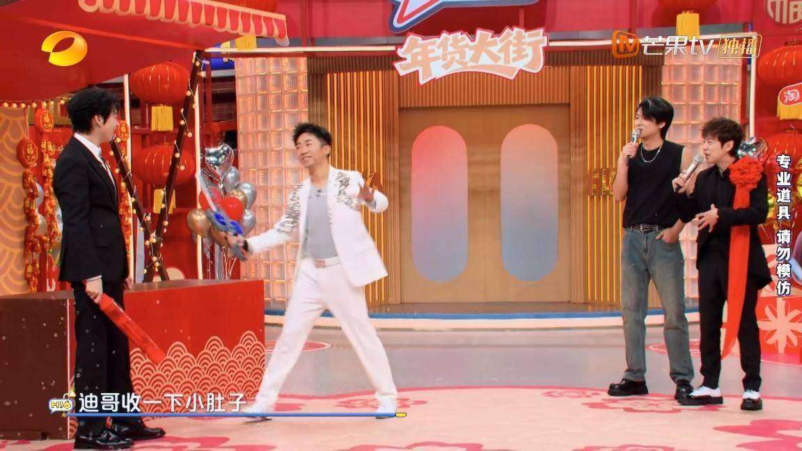 杨迪模仿魏大勋孟宴臣推眼镜，魔性动作笑翻李雪琴：太抽象了！