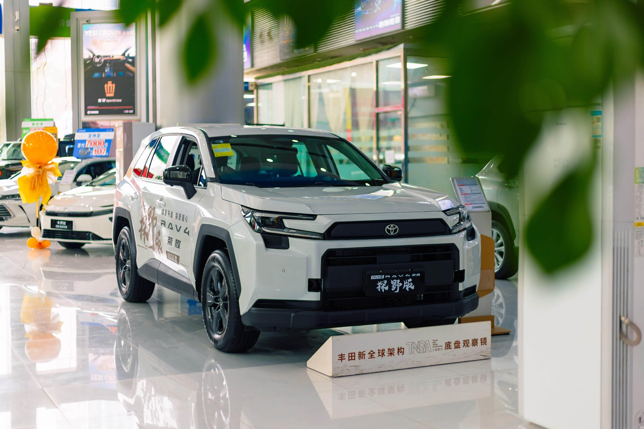 外观大变身!2026款RAV4荣放硬派越野风,线条硬朗,似小号普拉多